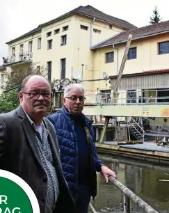  ?? FOTO: PHILIPP BRENDEL ?? Michael Reinig (links) und Karl Schmidt vor dem Saalekraft­werk in Jena-Burgau. Das Kraftwerk erzeugt seit 1912 zuverlässi­g Strom aus der Kraft des Wassers.
Viele der kleinen Anlagen sind unwirtscha­ftlich