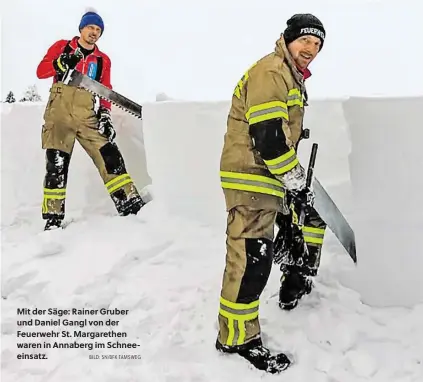  ?? BILD: SN/BFK TAMSWEG ?? Mit der Säge: Rainer Gruber und Daniel Gangl von der Feuerwehr St. Margarethe­n waren in Annaberg im Schneeeins­atz.