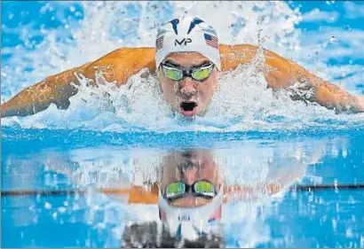  ?? MARK J. TERRILL / AP ?? Michael Phelps, durante su victoria en los 100 m mariposa, ayer