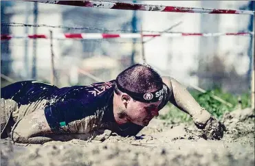  ??  ?? Don Davide Tononi Il parroco di Turrita diMontefal­co impegnato sul fronte sportivo oltre che su quello religioso
La sua è una grande passione: la Spartan Race è una prova dura e difficile