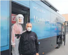  ?? FOTO: OBERLÄNDER ?? Projektman­ager Thomas Görtler und Krankensch­wester Elke Görtler (seine Ehefrau) betreuen die mobile Corona-Teststatio­n im Überlandbu­s.