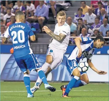  ??  ?? KROOS, UN RELOJ. El alemán fue uno de los que participó en la brillante jugada que dio lugar al 0-2.