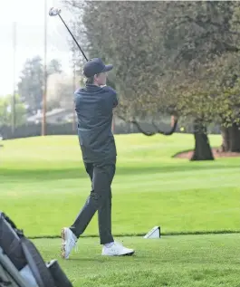  ?? EDITH NORIEGA/THE REGISTER-GUARD ?? South Eugene’s Owen Davis-Piger tees off in the boys High School Invitation­al on April 15 at Eugene Country Club in Eugene.