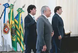  ??  ?? Michel Temer entre os deputados, André Fufuca e Rodrigo Maia