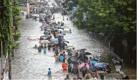  ?? Foto: MUM – Imtiyaz Shaikh/PTI, dpa ?? Wasser, nichts als Wasser: Nicht nur in den USA, sondern auch in Südasien kämpfen die Menschen gegen die Regenmasse­n. Allein in Indien – hier Mumbai – sind seit Juni 1300 Menschen umgekommen.