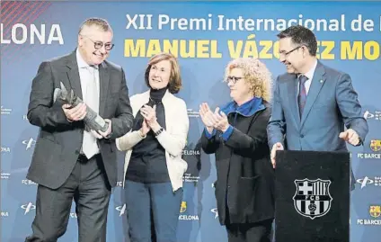  ?? FOTO: PEP MORATA ?? Michael Robinson recogió el XII Premio Manuel Vázquez Montalbán junto a Anna Sallés, Neus Bonet y Josep Maria Bartomeu