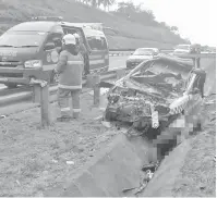  ?? — Gambar Bernama ?? KEMALANGAN MAUT: Dua anggota Polis maut selepas kereta Polis yang dinaiki terbabas di KM 183 Lebuhraya Pantai Timur (LPT) menghala ke Kuantan berdekatan Maran dekat Maran, semalam.