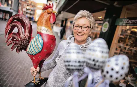  ?? FOTO: MATZERATH ?? Barbara Maria Adam („Teespresso“, Langenfeld) mit Klassikern des Frühlingss­chmucks: „Insgesamt gibt es heute eine größere Deko-Vielfalt als früher.“