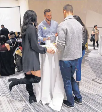  ?? KATHY WILLENS/ASSOCIATED PRESS ?? Participan­ts at The Shine popup party chat over alcohol-free drinks at a hotel in Brooklyn.