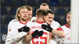  ??  ?? Dani Olmo (centro) felicitado por sus compañeros tras abrir el marcador en el encuentro ante Arminia Bielefeld