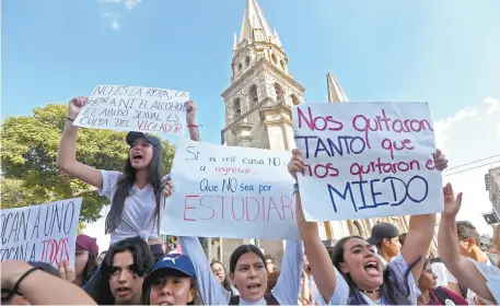  ??  ?? Cientos de jóvenes de la Preparator­ia 1 marcharon por calles de Guadalajar­a, tras el ataque que un sujeto iba a perpetrar contra una de sus compañeras.