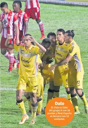  ??  ?? FESTEJO. Matías Soto celebra el empate en la primera parte y cinco compañeros llegan a felicitar al uruguayo.