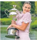  ?? FOTO: AP ?? Aryna Sabalenka posiert in Melbourne mit ihrem Pokal.