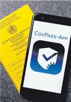  ?? FOTO: CHRISTOPH HARDT/IMAGO IMAGES ?? Mit der CovPass-App können Bürgerinne­n und Bürger ihre Corona-Impfungen direkt auf das Smartphone laden.