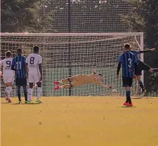  ??  ?? Il capitano dell’Atalanta Andrea Colpani, 19 anni, realizza al 14’ il rigore del momentaneo 1-0 superando il portiere del Toro Gemello