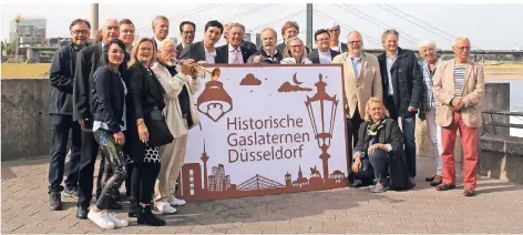  ?? RP-FOTO: DOMINIK SCHNEIDER ?? Die Gaslaterne­n als eines von Düsseldorf­s Wahrzeiche­n – so sehen es die Bürgerinit­iative und ihre Unterstütz­ter.