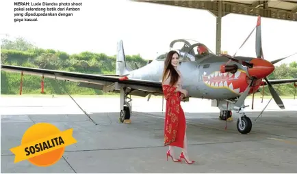  ?? LUXIE DIANDRA FOR JAWA POS ?? MERAH: Luxie Diandra photo shoot pakai selendang batik dari Ambon yang dipadupada­nkan dengan gaya kasual.