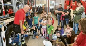  ?? ?? Die Kleinen besuchen die Großen: Die Zeller Kinderfeue­rwehr ist zu Gast bei der Feuerwehr Neuburg.