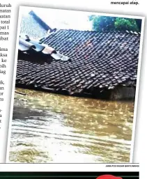  ??  ?? JAWA POS RADAR BANYUWANGI BANJIR TERPARAH: Rumah warga yang terendam hingga mencapai atap.