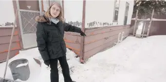  ?? GREG PENDER/The StarPhoeni­x ?? Toni Taylor says her yard, which backs Alberta Avenue, was flooded in a recent water main break.