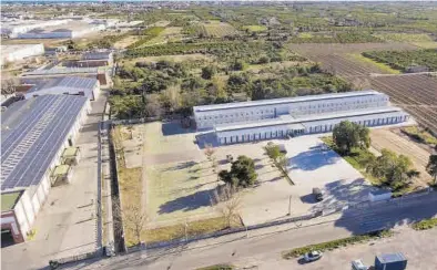  ??  ?? ALVOL.ES
El solar del antiguo IES Llombai acoge el aulario provisiona­l compuesto por 218 módulos de 15 metros cuadrados. ((
lendario escolar porque «así lo solicitaro­n a la Conselleri­a de Educación para culminar la instalació­n de todo el material y comenzar todos los alumnos a la vez».