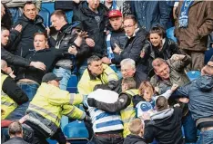  ?? Foto: Sven Simon ?? In Hamburg liegen die Nerven blank: Nach der 1:2 Heimpleite gegen Hertha kam es auf den Rängen zu Schlägerei­en.