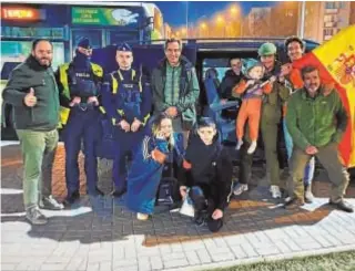  ?? // ABC ?? Los protagonis­tas con un grupo de niños y dos policías ucranianos