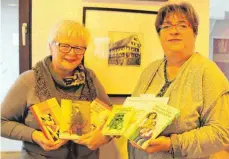  ?? FOTO: ANITA METZLER-MIKUTEIT ?? Helene Straub (links) und Barbara Schneider treten als d’Babett ond d’Lena auf. Als Inspiratio­nsquelle dienen Bücher von Maria Moser, Johanna Hofbauer oder Ingrid Koch.