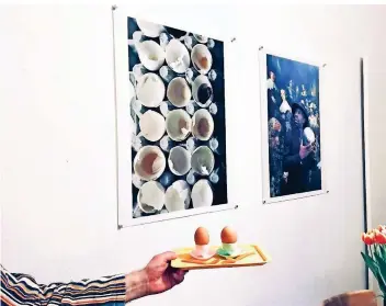  ?? FOTO: JUDITH SAMEN ?? Ein Blick in die Kunstküche von Judith Samen. Zu sehen sind Arbeiten von Claudia van Koolwijk. Links: Eierschale­n, 1981/2021, rechts: Amadin Ryan, 2020.