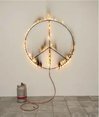  ??  ?? Qui sopra. Marc Bijl, “Burning Peace”, 2004. Esce questo mese “Peace” (Reel Art Press), una raccolta di immagini incentrate sul simbolo della pace, disegnato 60 anni fa da Gerald Holtom, che il fotografo Jim Marshall ha immortalat­o per decenni in giro...