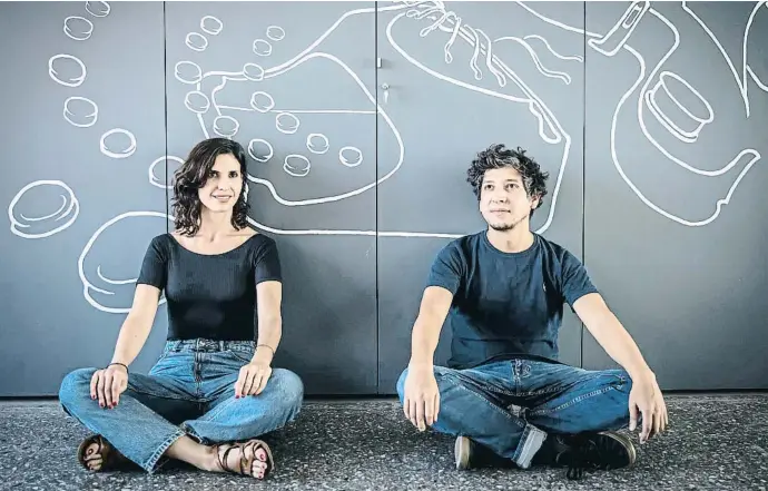  ?? LLIBERT TEIXIDÓ ?? María Ríos y Diego Salazar, en el edificio de la nave Ivanow, en la que están preparando la antología de narrativa de migrantes latinoamer­icanos en Barcelona