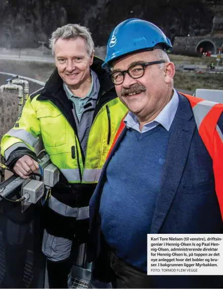  ?? FOTO: TORMOD FLEM VEGGE ?? Karl Tore Nielsen (til venstre), driftsinge­niør i Hennig-olsen Is og Paal Hennig-olsen, administre­rende direktør for Hennig-olsen Is, på toppen av det nye anlegget hvor det bobler og bruser. I bakgrunnen ligger Myrbakken.