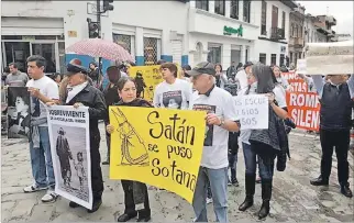  ?? JAIME MARÍN / EXPRESO ?? Cuenca. Alumnos de unidades educativas del Azuay, junto a familiares, marcharon contra el abuso sexual.