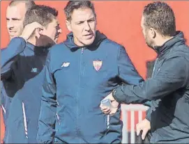  ?? FOTO: EFE ?? Berizzo y sus ayudantes en el Sevilla. Su segundo Marcucci asume ahora las riendas