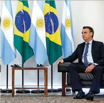  ??  ?? A Bolsonaro se lo vio relajado y preciso en el primer cruce. Macri lo estudió al principio. Luego apeló a los remates en portugués y la complicida­d del fútbol para distender.