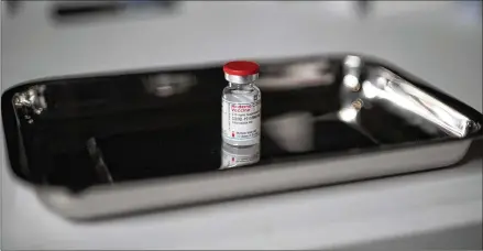  ?? DANIEL COLE/ASSOCIATED PRESS ?? Distributi­ng the coronaviru­s vaccine is not enough — we need much stronger vaccinatio­n center infrastruc­ture. Given the failures of COVID-19 testing, we now know that relying on pharmacies, clinics and hospitals alone will likely be inadequate.