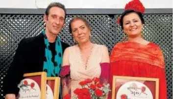  ?? ?? Los Claveles de la Prensa 2024 han sido para Rubén Olmo, Lole Montoya y el Club de las Dragonas de Sevilla, representa­do por Rocío Fernández