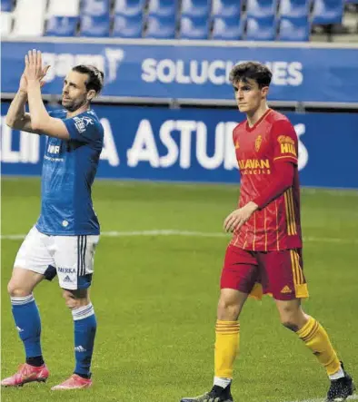  ?? IRMA COLLIN / LA NUEVA ESPAÑA ?? El oviedista Rodri aplaude tras una jugada, con Francés al lado en el partido en el Carlos Tartiere.
