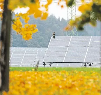  ??  ?? Solární problém Fotovoltai­cké elektrárny přinášejí ČEZ řadu problémů. 2x foto: Marek Podhora, MAFRA