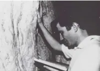  ?? (Knesset Speaker’s Office) ?? YULI EDELSTEIN prays at the Western Wall after his release from the Russian gulag in 1987.