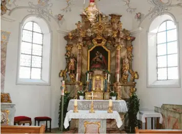  ?? Fotos: Franz Issing ?? An ihren angestammt­en Platz über dem Altarraum der Liebfrauen­kapelle kehren nach umfassende­r Restaurier­ung die beiden im Jahre 1880 eingesetzt­en Kirchenfen­ster zurück. In der Werkstatt des Wörishofer Glasermeis­ters Josef Kunder fiebern sie derzeit noch ihrem neuen Auftritt entgegen.