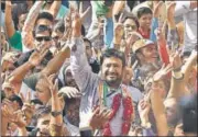  ?? SATISH BATE/HT ?? Congress’s Gyasuddin Habibuddin Shaikh celebrates after winning the Dariapur assembly seat in Ahmedabad on Monday.