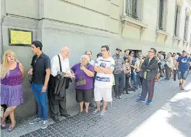  ?? D. FERNÁNDEZ ?? Filas. Una multitud despidió a Pérez Volpin durante el día.