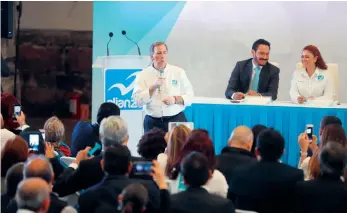  ??  ?? José Antonio Meade, aspirante de la coalición Todos por México, durante una reunión con militantes de Nueva Alianza.
