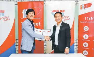  ??  ?? Chuljin (left) shakes hands with Koh at the signing ceremony, initiating a new partnershi­p between CNI and 11street. The partnershi­p arose from CNI’s objectives to engage a younger and more tech savvy crowd; simultaneo­usly address the needs of an...