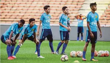  ?? PIC BY OSMAN ADNAN ?? Malaysia’s (from left) Fauzan Mohd Fauzi, Ahmad Khairil Anuar, Syazwan Zaipol Bahari, Danial Ashraf Abdullah and Danial Amier during training at the Shah Alam Stadium yesterday.