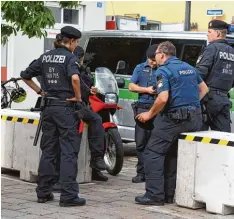  ?? Foto: Szilvia Izsó ?? In großer Zahl präsent war die Polizei beim Reichsstra­ßenfest. Die positive Reaktion der Besucher hat die Beamten gefreut.