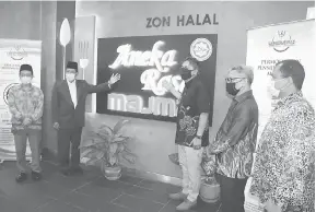  ??  ?? RASMI: Misnu (dua kiri) ditemani Abang Shibli (tiga kanan) dan tetamu kehormat lain menunjukka­n Zon Halal di Majma’ Kuching, semalam.