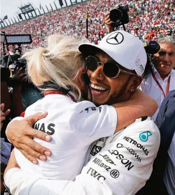  ?? FOTO: REUTERS ?? Geschafft! Lewis Hamilton feiert mit einem Mitglied seines Mercedes-Teams.