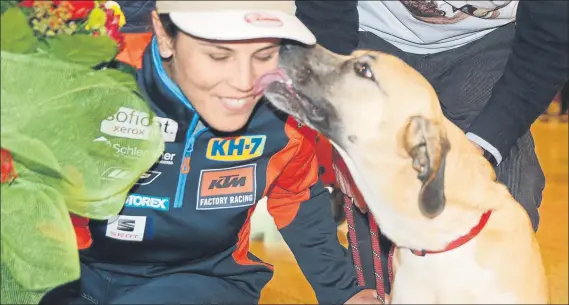  ??  ?? Una de las imágenes del día fue la de Laia Sanz junto a su perra ‘Cas’, que corrió a recibir a su dueña con mucha efusividad, siendo la primera en dar la bienvenida a la piloto FOTO: PEP MORATA